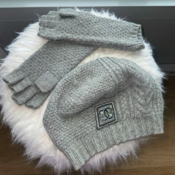Chanel hat & glove set - Picture 1 of 5